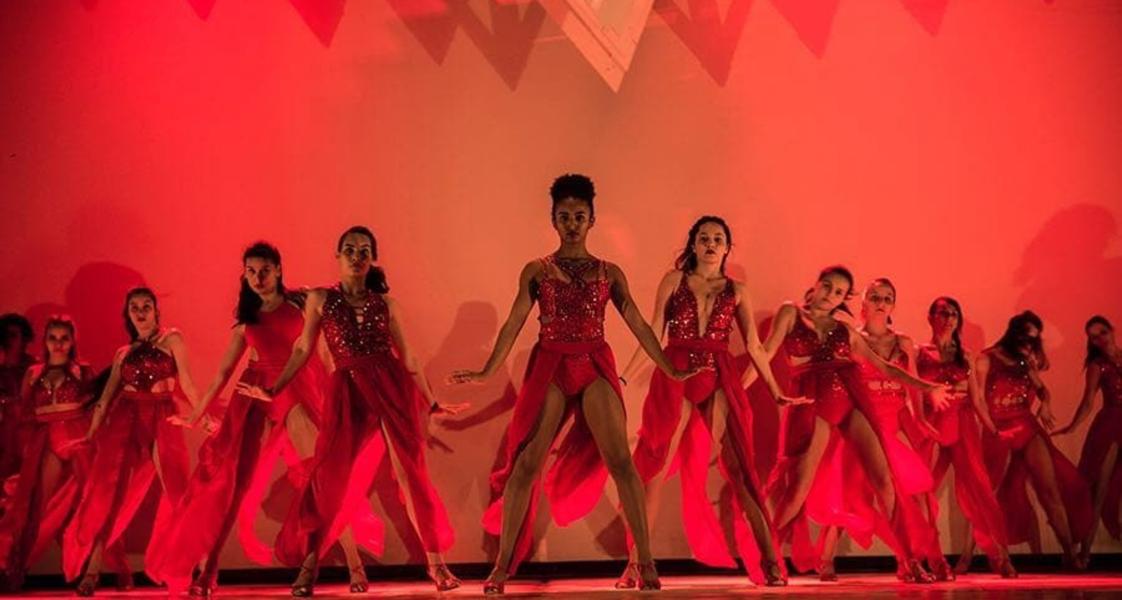 Espetáculo de dança 'Empodere as mulheres!' é encenado no Teatro Municipal