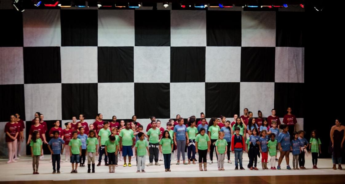 'Tocando e encantando' acontece no Teatro Municipal