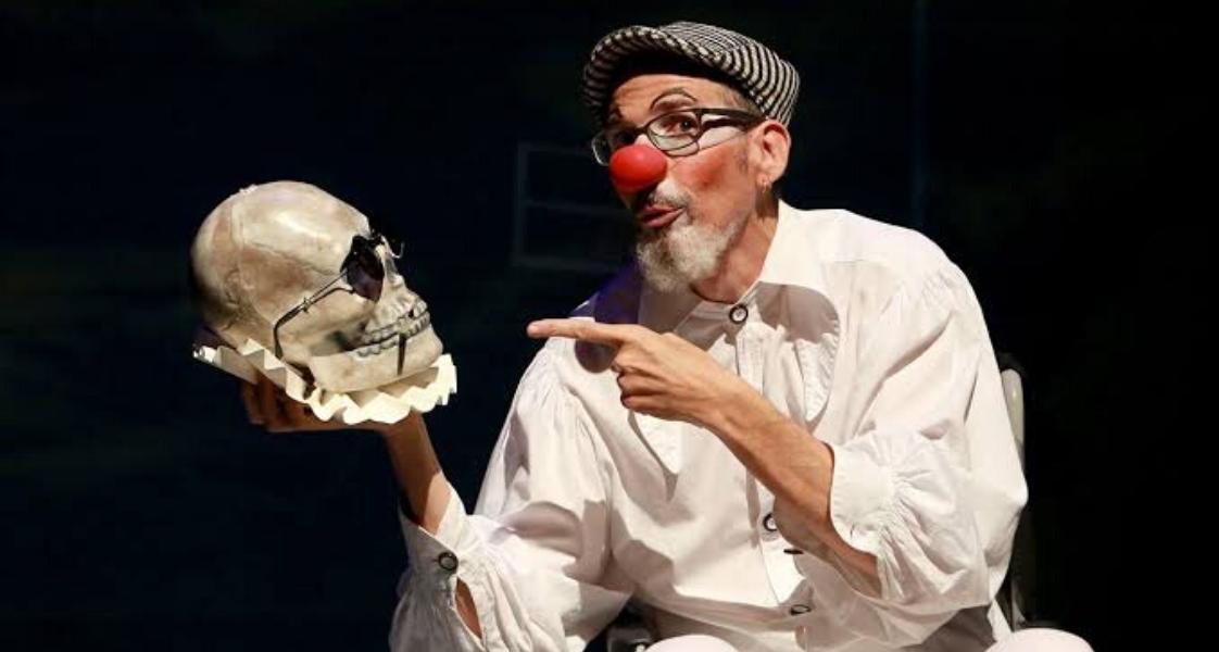 Grupo Parlapatões traz 'A cabeça de Yorick' ao Teatro Municipal